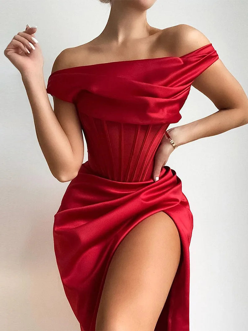 Abito Satinato con Spalle Scoperte e Spacco Laterale – Eleganza e Seduzione