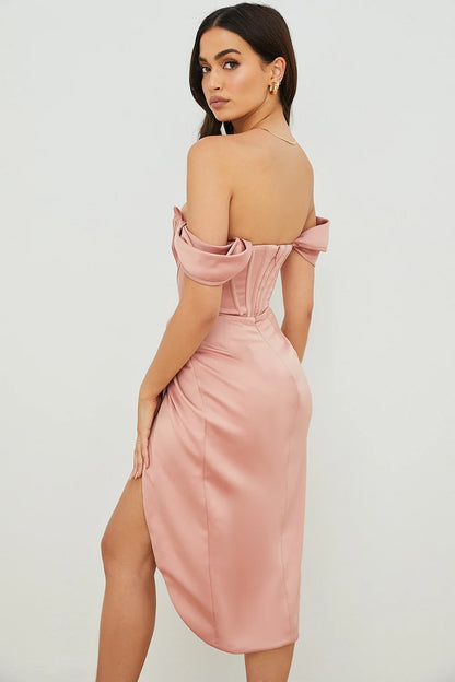 Abito Satinato con Spalle Scoperte e Spacco Laterale – Eleganza e Seduzione